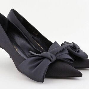 Stuart Weitzman love knot black pump in excellent condition size 8.5.